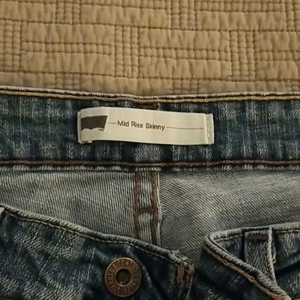 Levi's - Picture 3 of 5
